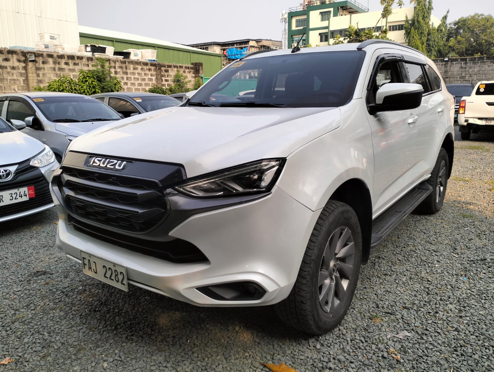 2022 Isuzu MUX photo 4