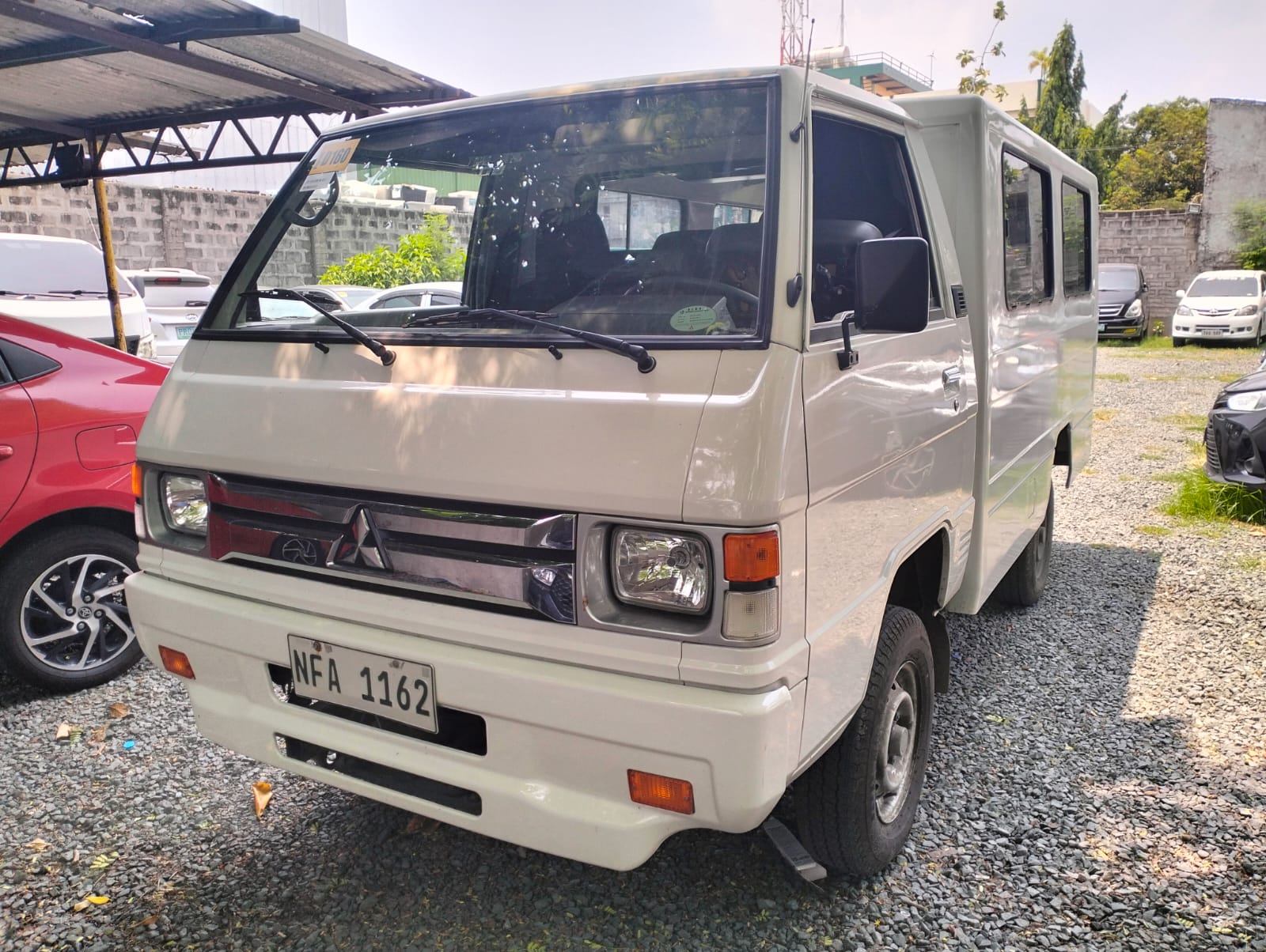 2023 Mitsubishi L300 photo 2