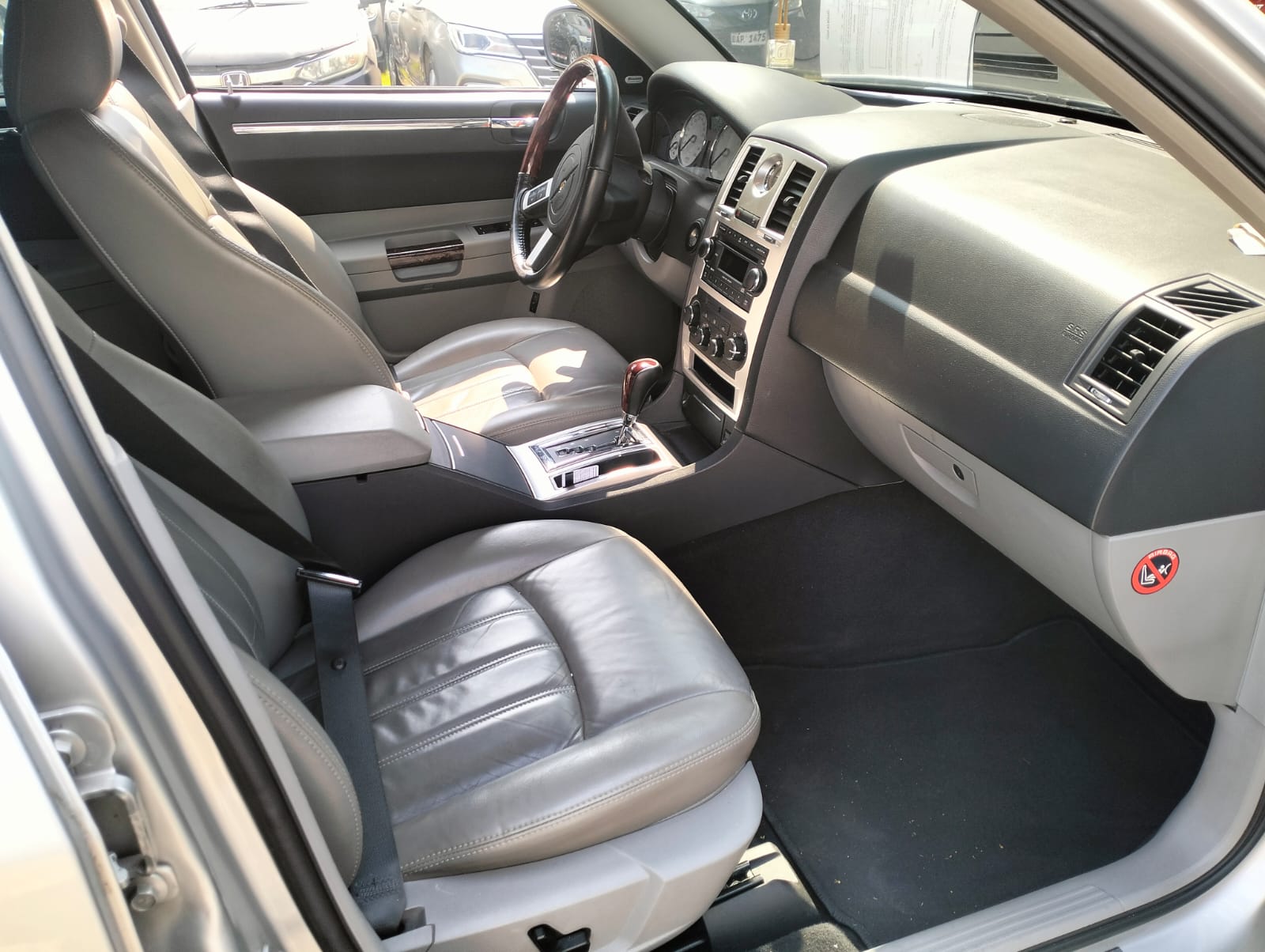 2008 Chrysler 300C photo 15